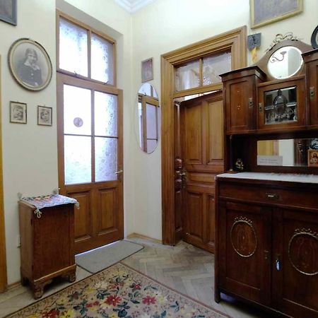 "Eva Stories" Movie Apartment On Rynok Square Lviv Luaran gambar