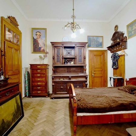 "Eva Stories" Movie Apartment On Rynok Square Lviv Luaran gambar