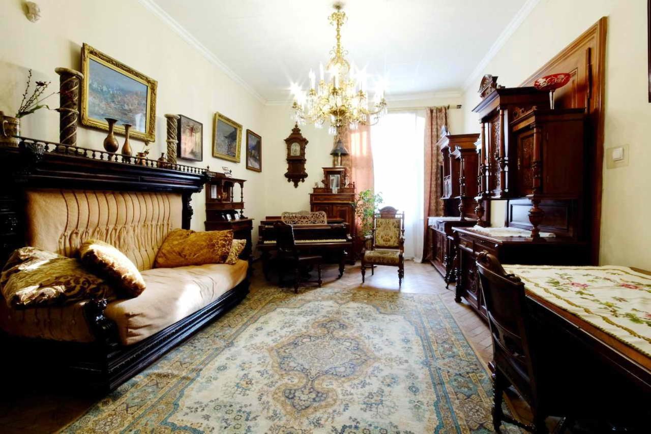 "Eva Stories" Movie Apartment On Rynok Square Lviv Luaran gambar