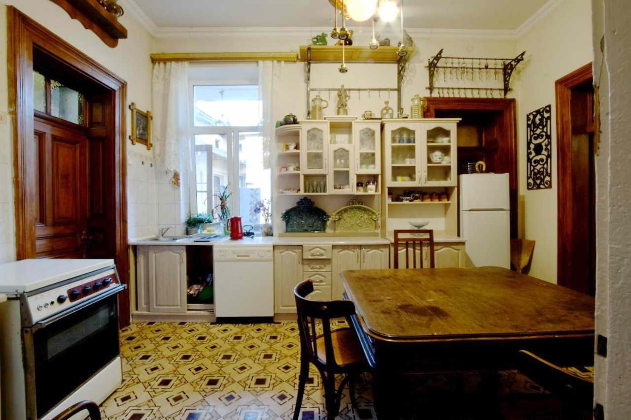 "Eva Stories" Movie Apartment On Rynok Square Lviv Luaran gambar