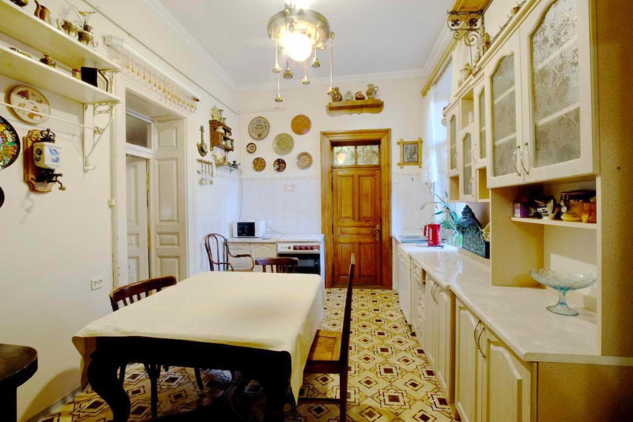 "Eva Stories" Movie Apartment On Rynok Square Lviv Luaran gambar