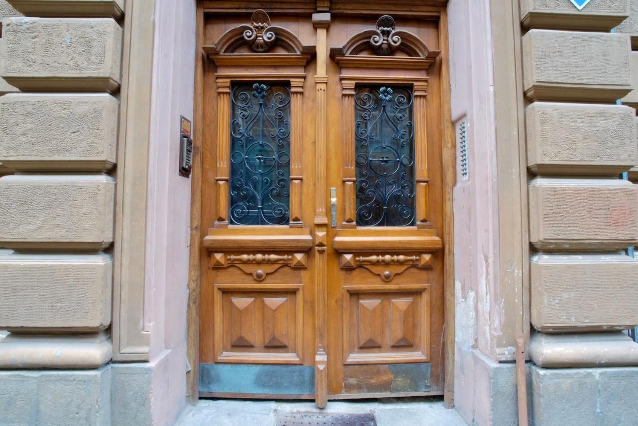 "Eva Stories" Movie Apartment On Rynok Square Lviv Luaran gambar