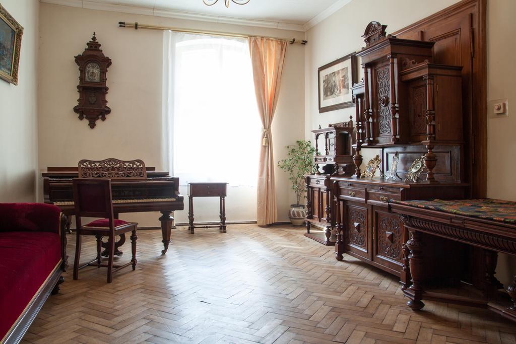 "Eva Stories" Movie Apartment On Rynok Square Lviv Luaran gambar