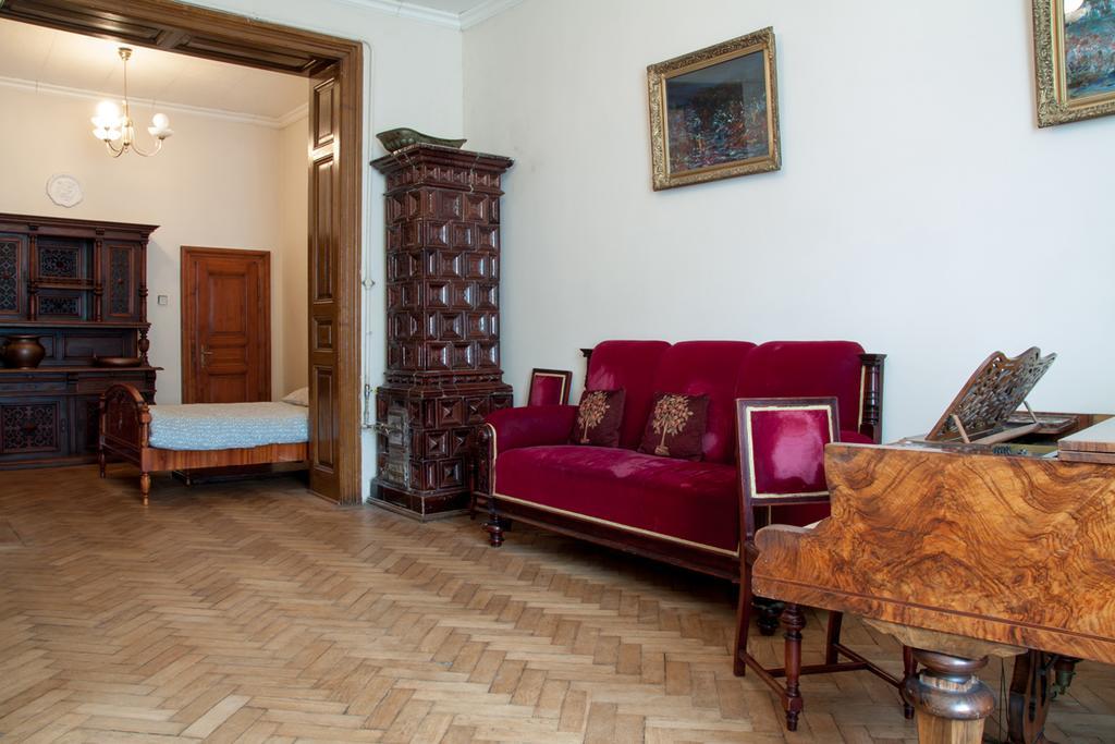 "Eva Stories" Movie Apartment On Rynok Square Lviv Luaran gambar