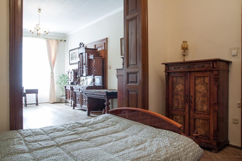"Eva Stories" Movie Apartment On Rynok Square Lviv Luaran gambar