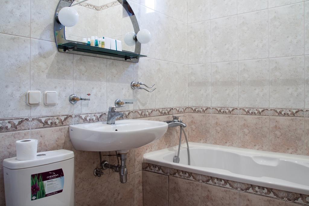 "Eva Stories" Movie Apartment On Rynok Square Lviv Luaran gambar